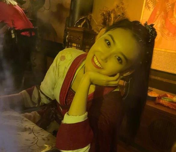 童星蒋依依长大了,20岁身高接近170cm,生活照和活动图差别大_剧中