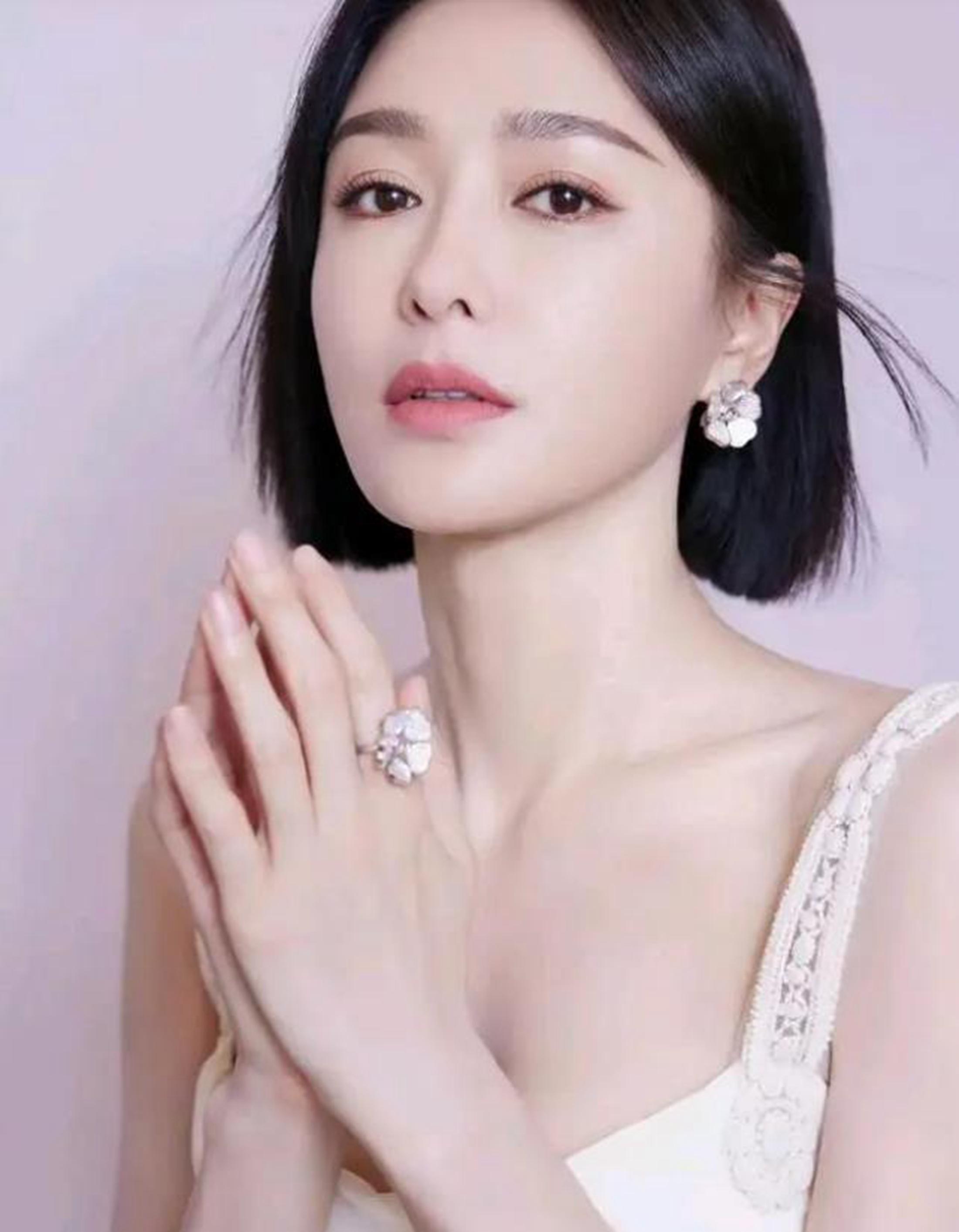 43岁秦岚女人味十足,吊带长裙差点"撑满",凸凹有致时尚撩人!