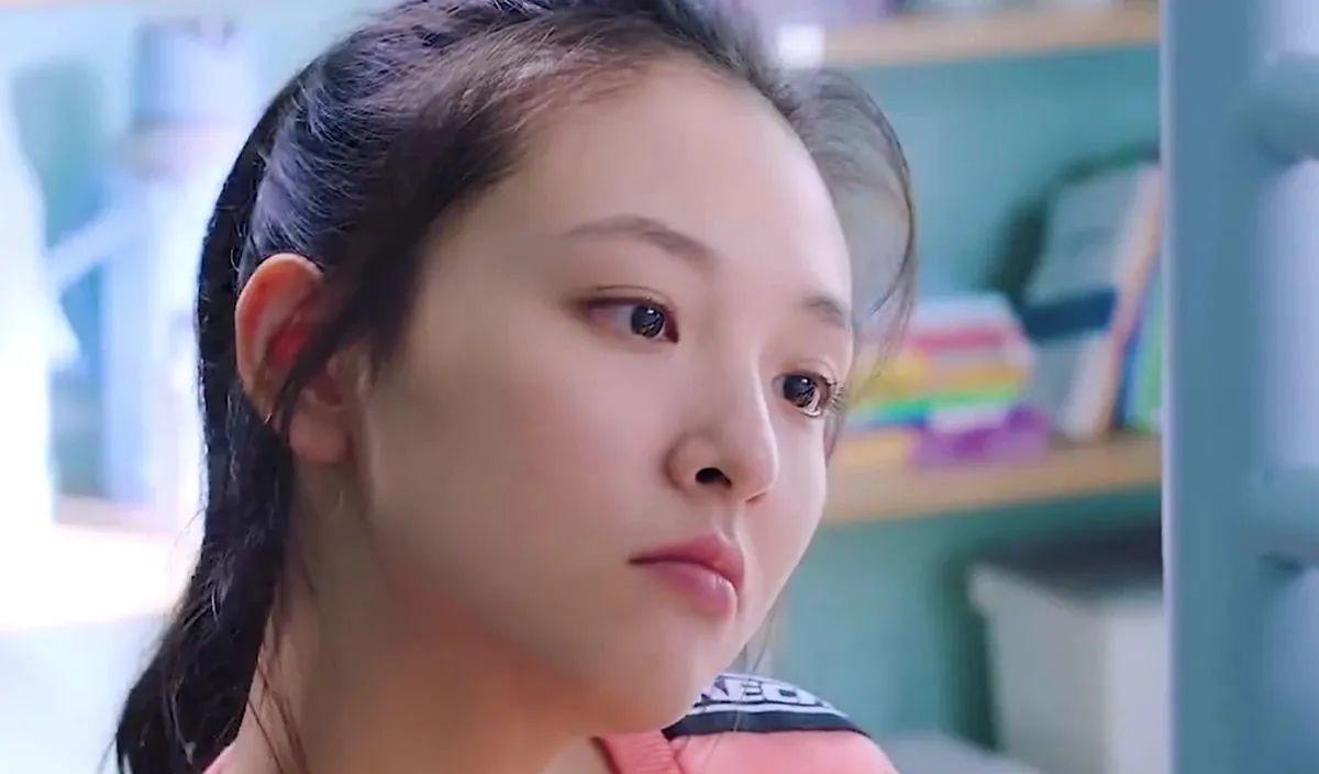 这部戏拍完不久,吴倩便怀孕了,一心梦想着做家庭主妇的她,放弃了如日