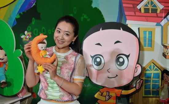 月亮姐姐带娃观展,嫁富商老公生活幸福,儿子锅盖头造型非常呆萌_儿童
