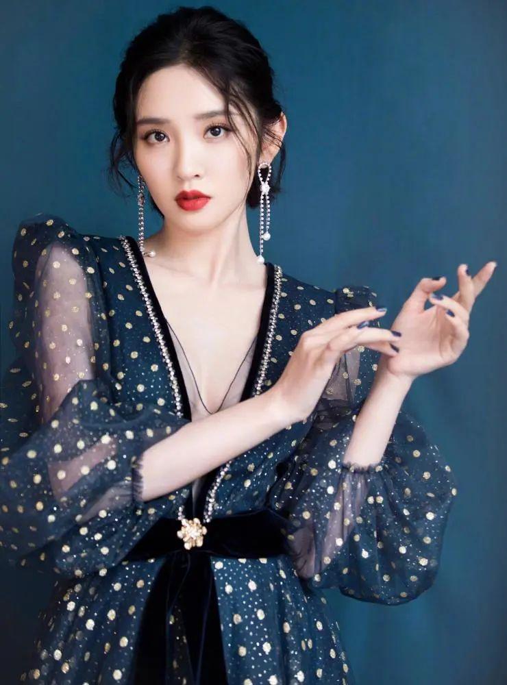 唐艺昕又美出新高度,一袭深v星空礼服,展现成时尚女性的优雅魅力_风格