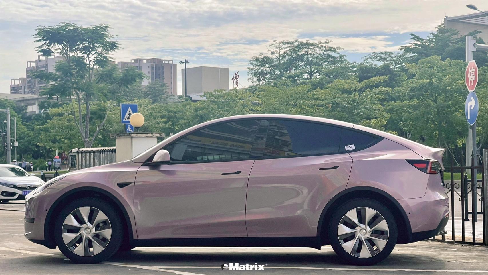 特斯拉 model y-matrix矩阵保时捷冰莓粉改色膜,女生的首选颜色