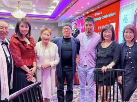 69岁尊龙近照曝光,参加朋友生日宴状态好,只是样貌身材大变样_生活