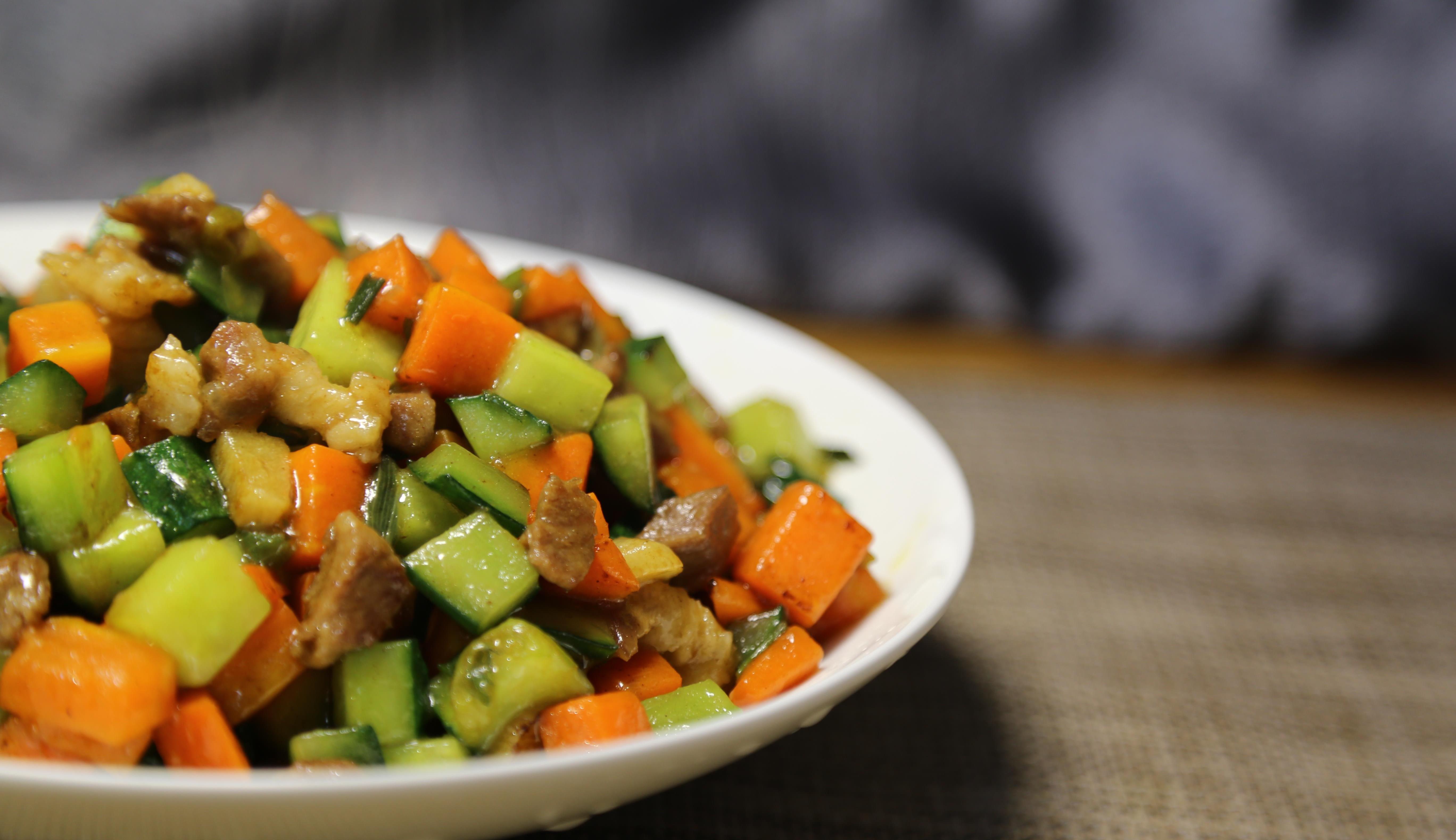 手把手教您做鲜嫩味浓,色泽油亮的爆炒三丁,咸鲜口味,回味无穷_胡萝卜