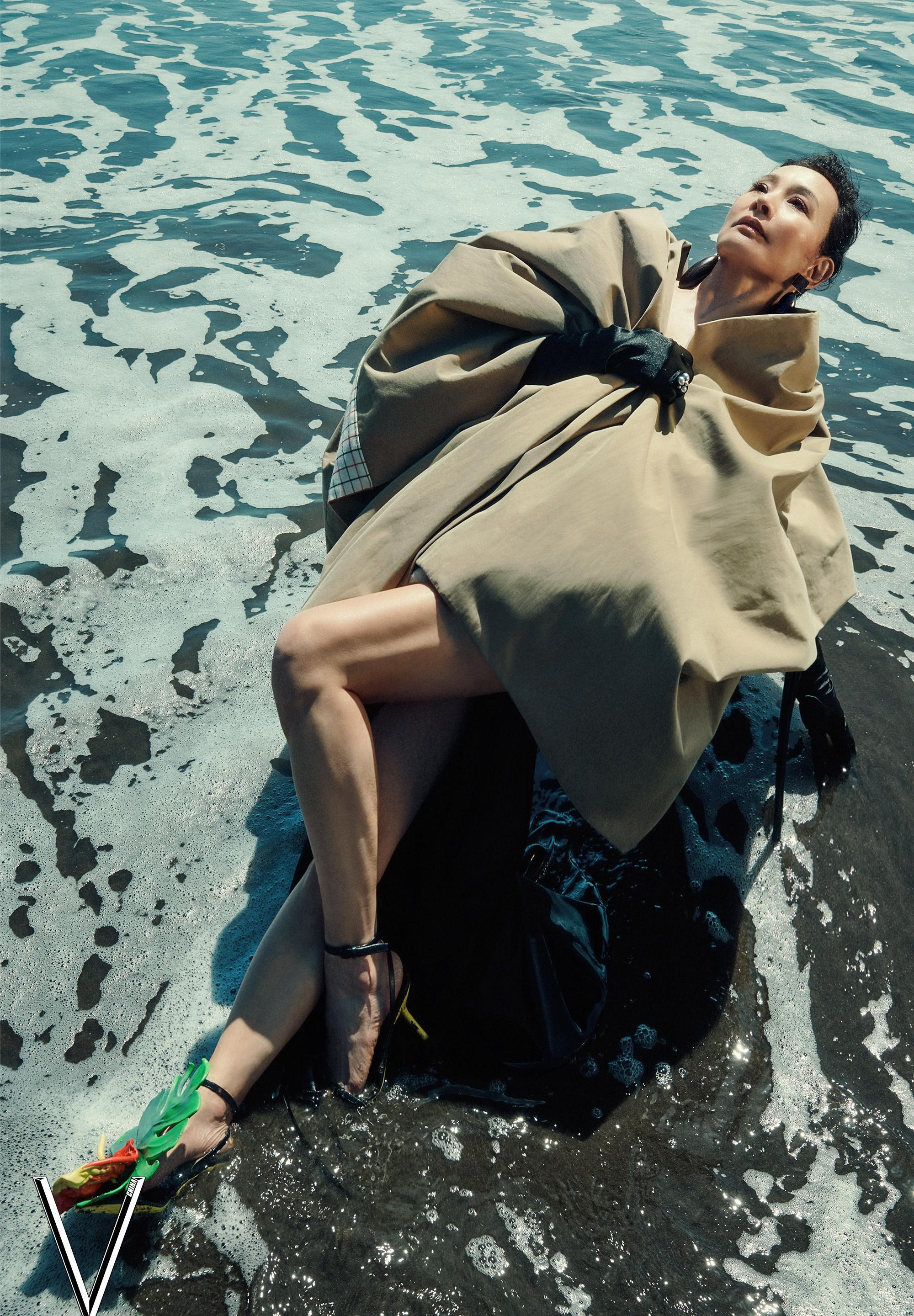 62岁陈冲登v杂志封面,真空穿风衣秀锁骨美腿,演绎东方知性美_黑色