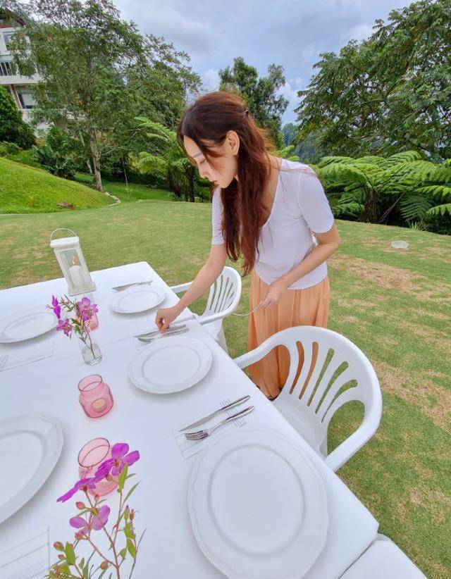 胡静蹲下来跟狗狗隔空亲吻,网友都纷纷想成为胡静家的宠物,实名羡慕