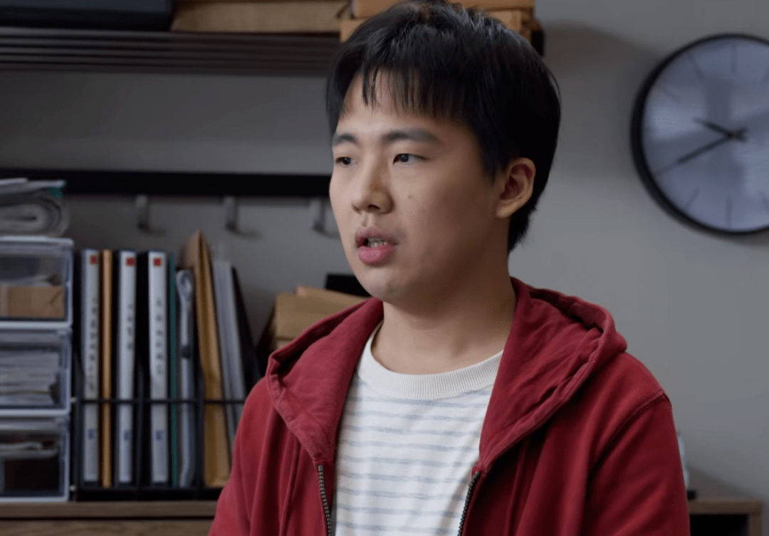 他在《欢迎光临》里演五星级酒店的门童,而最近也有一个主角是"穷人"