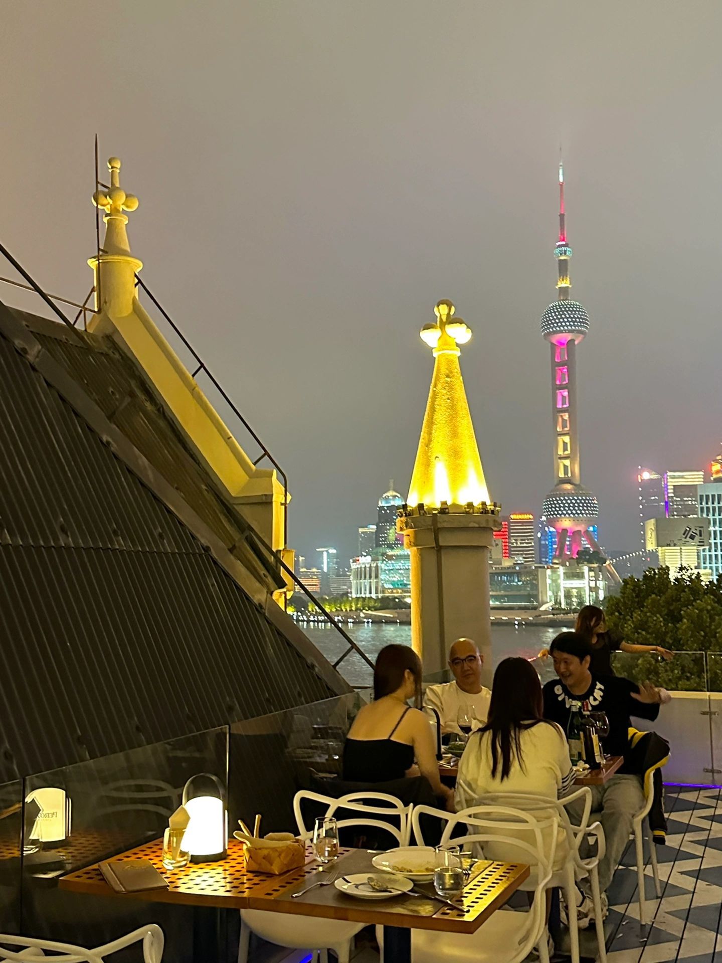 圆明园路上有一家非常漂亮的餐厅这里可以欣赏到外滩的