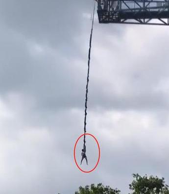 男子蹦极庆祝离婚绳子断裂坠湖，网友：“高兴得太早”！（男子92米蹦极绳子断了怎么办）