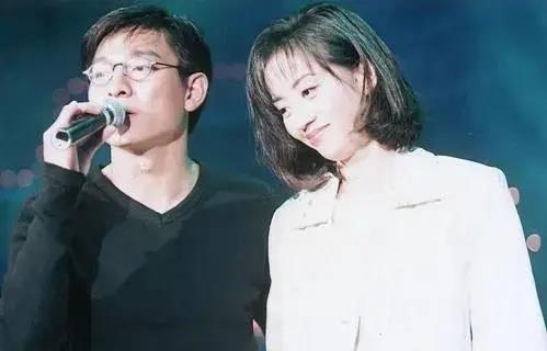 也有过近藤真彦……梅艳芳最后一场演唱会,她穿了一袭白色婚纱,而