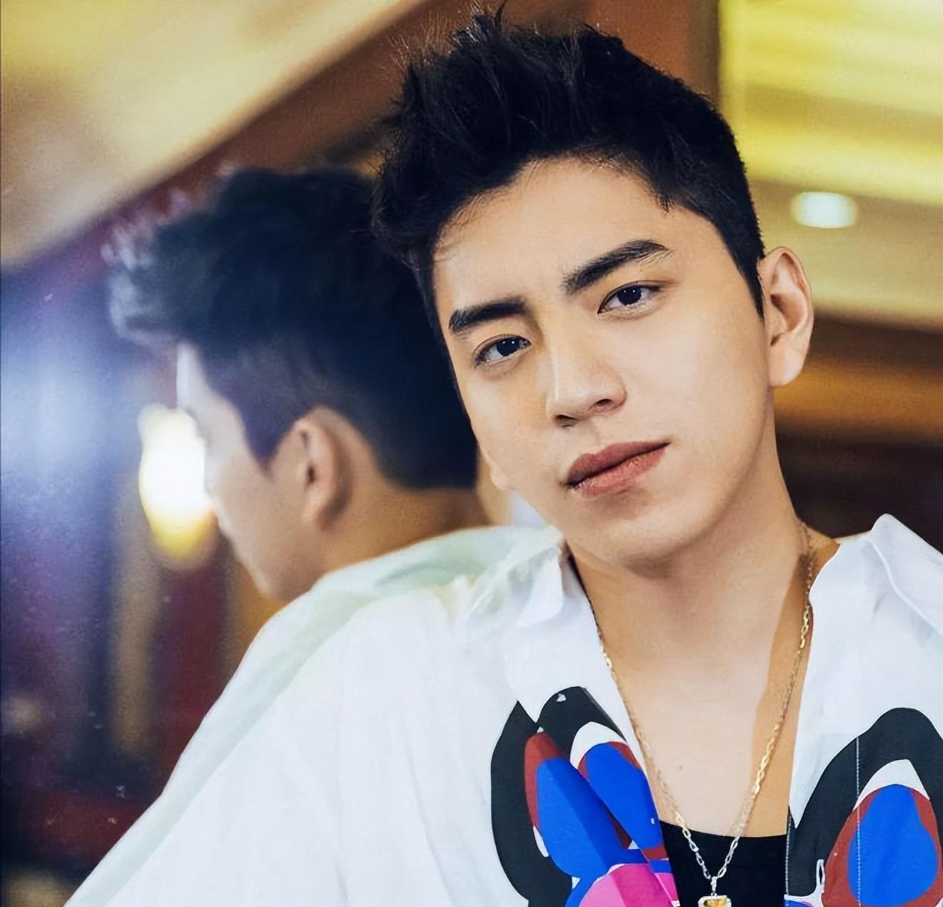 年出生于台,父亲是中国台收藏家,蘫士比艺术品有限公司的负责人王台庆