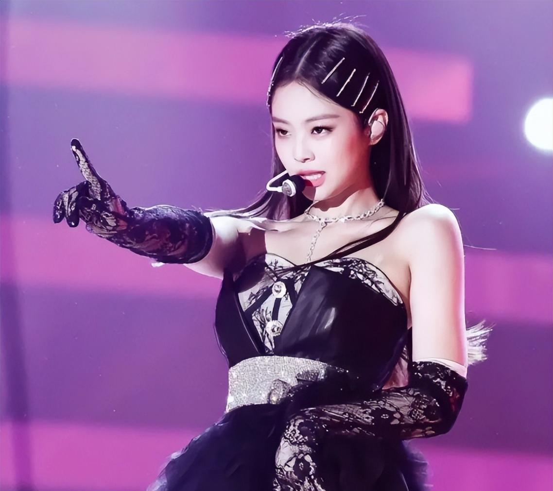 国外女星jennie演出服再惹争议,衣服小到露侧乳,肚子上赘肉明显_偶像