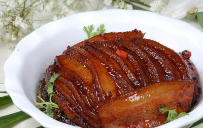 家常梅菜扣肉的做法，其颜色酱红油亮，汤汁黏稠无比鲜美-梅菜扣肉的做法简单