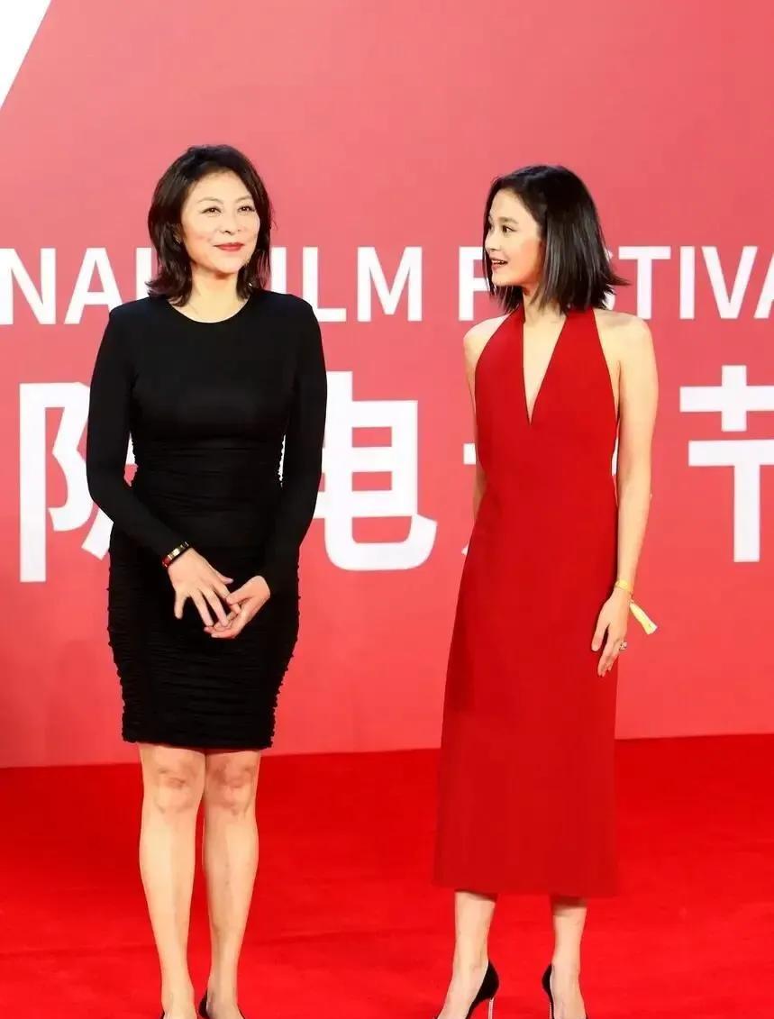 岳红罕见带32岁女儿亮相,女儿颜值不输妈,连续撞脸两位大明星_岳以恩