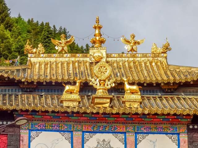 世界上最大的藏传佛教学院,坐落山岭之间,漫山遍野的红色而闻名_色达