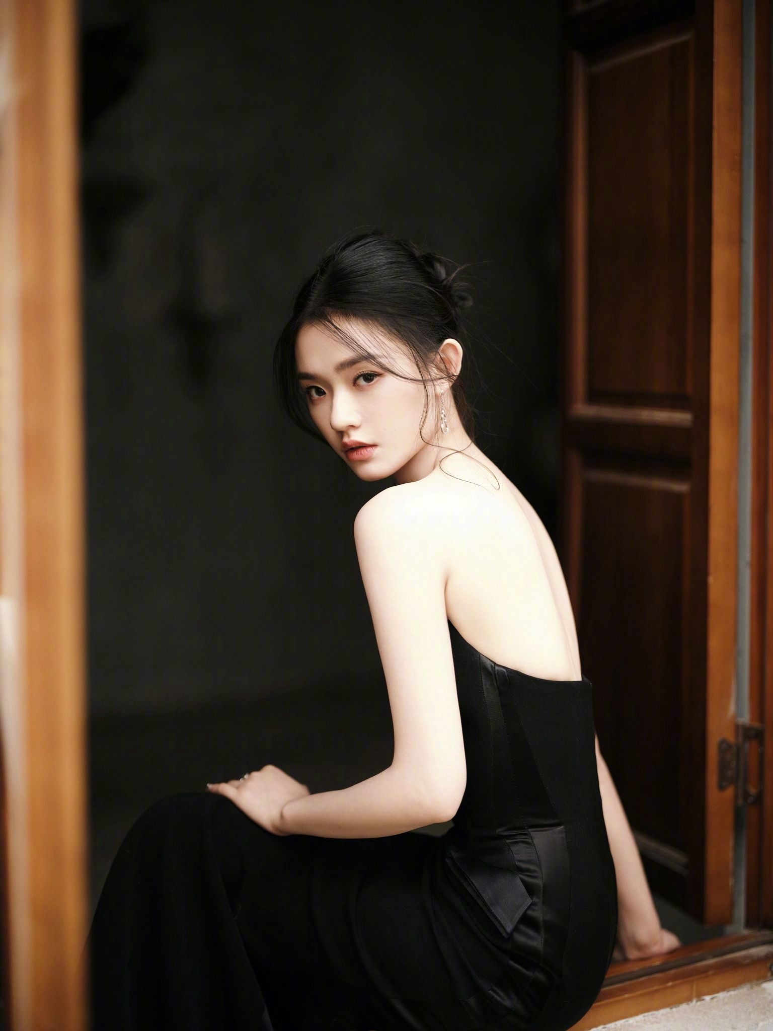 林允黑色抹胸连衣裙性感写真_气质_网友_真会