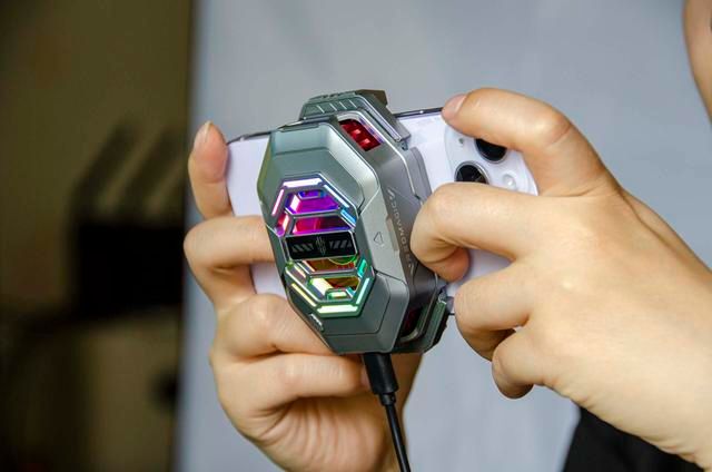 红魔散热器4Pro背夹版:27W强劲散热,夏日手机不再烫手!