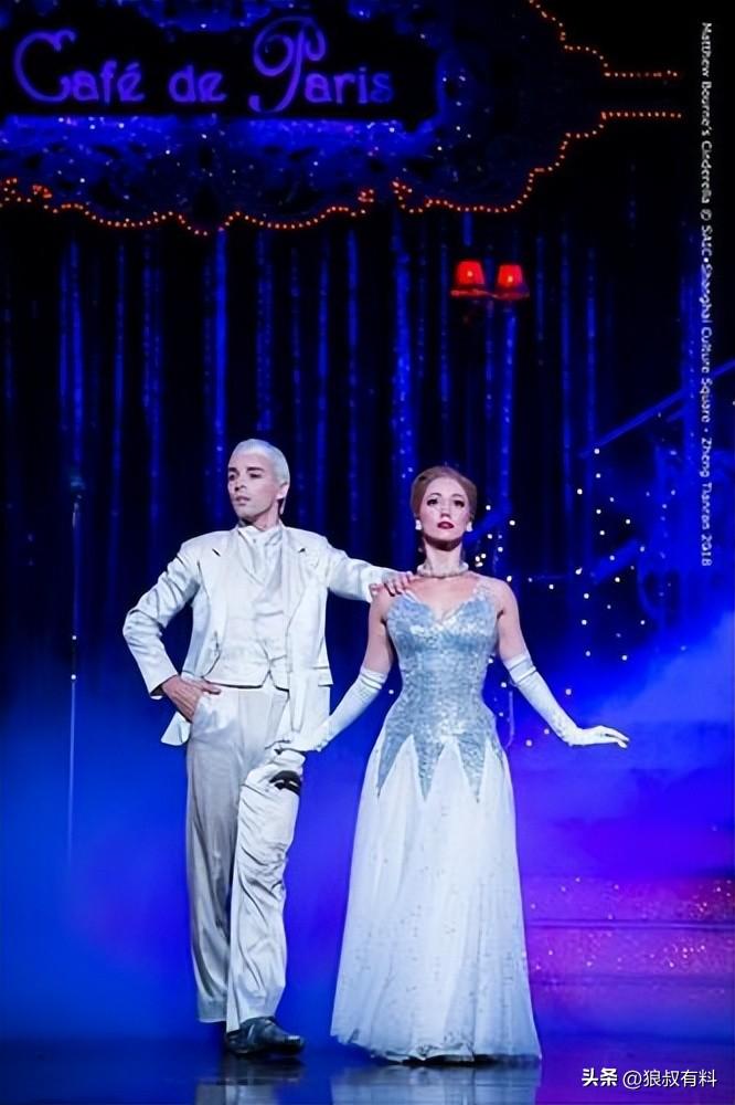 结语一群男人跳舞,就像一只通常被认为是女性动物的天鹅,导致观众的