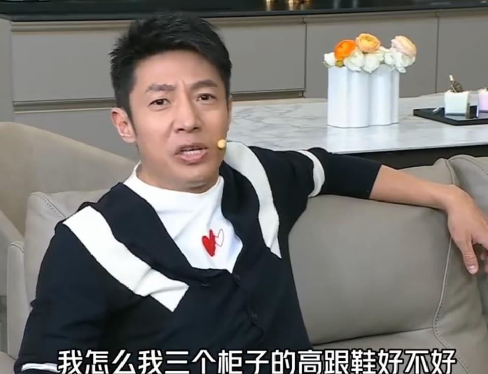 撒贝宁回湛江,搂肩爸爸两人太像,穿厚底高跟鞋勉强扳回身高劣势_网友
