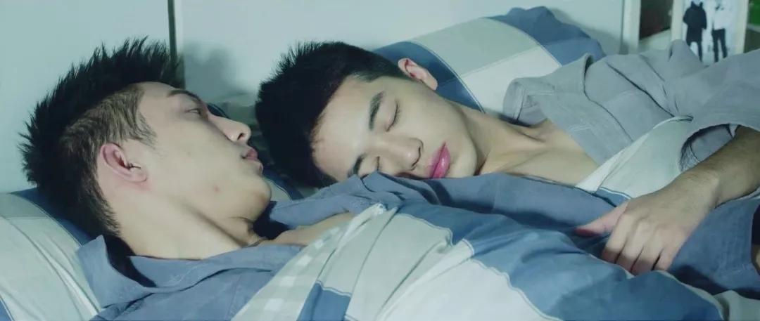 加上吻戏,床戏等各种敏感的戏码早在上线时就被删得干干净净了,《上瘾