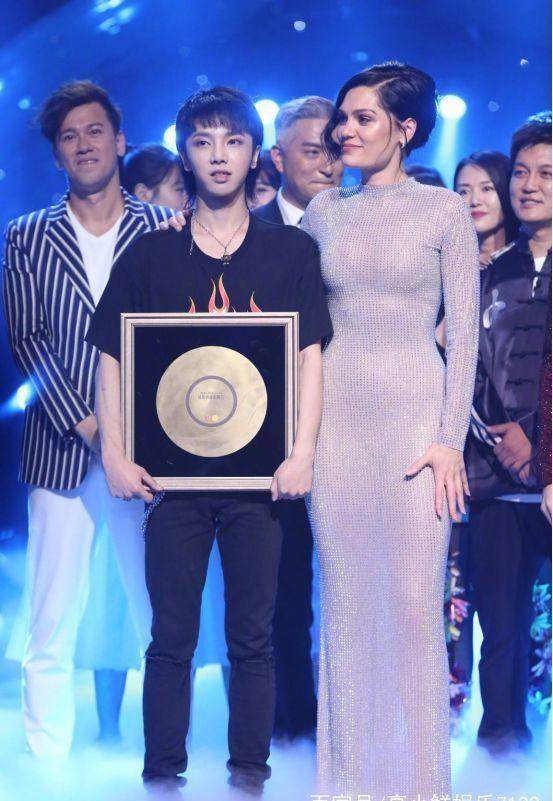 八卦背后,看到的是90后音乐人崛起的希望_华晨宇_邓紫棋_乐坛