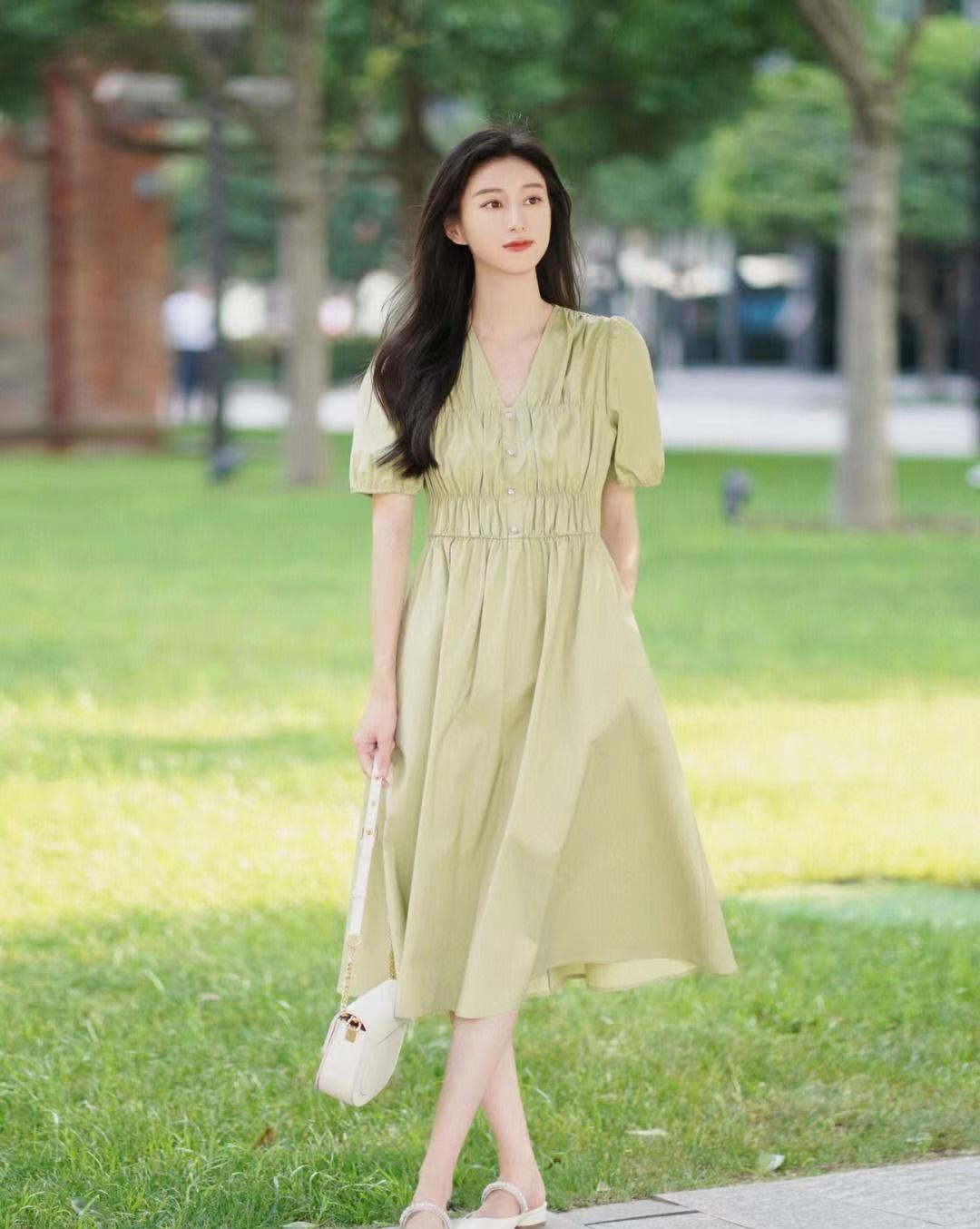 穿裙子拍照姿势推荐,简约大方的姿势,尽显你的优雅气质_裙摆_镜头
