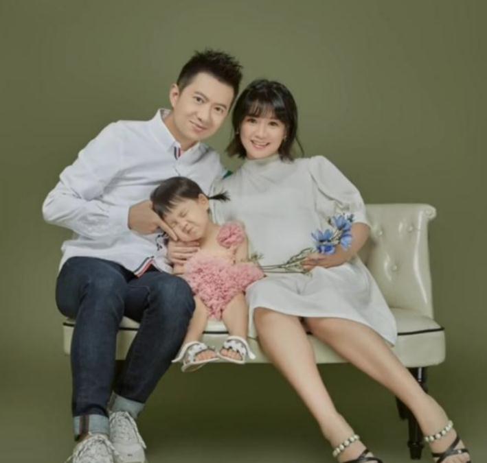 生下了第一个女儿,取名为"小桔子",2010年,陈苏和耿晨晨正式结为夫妻