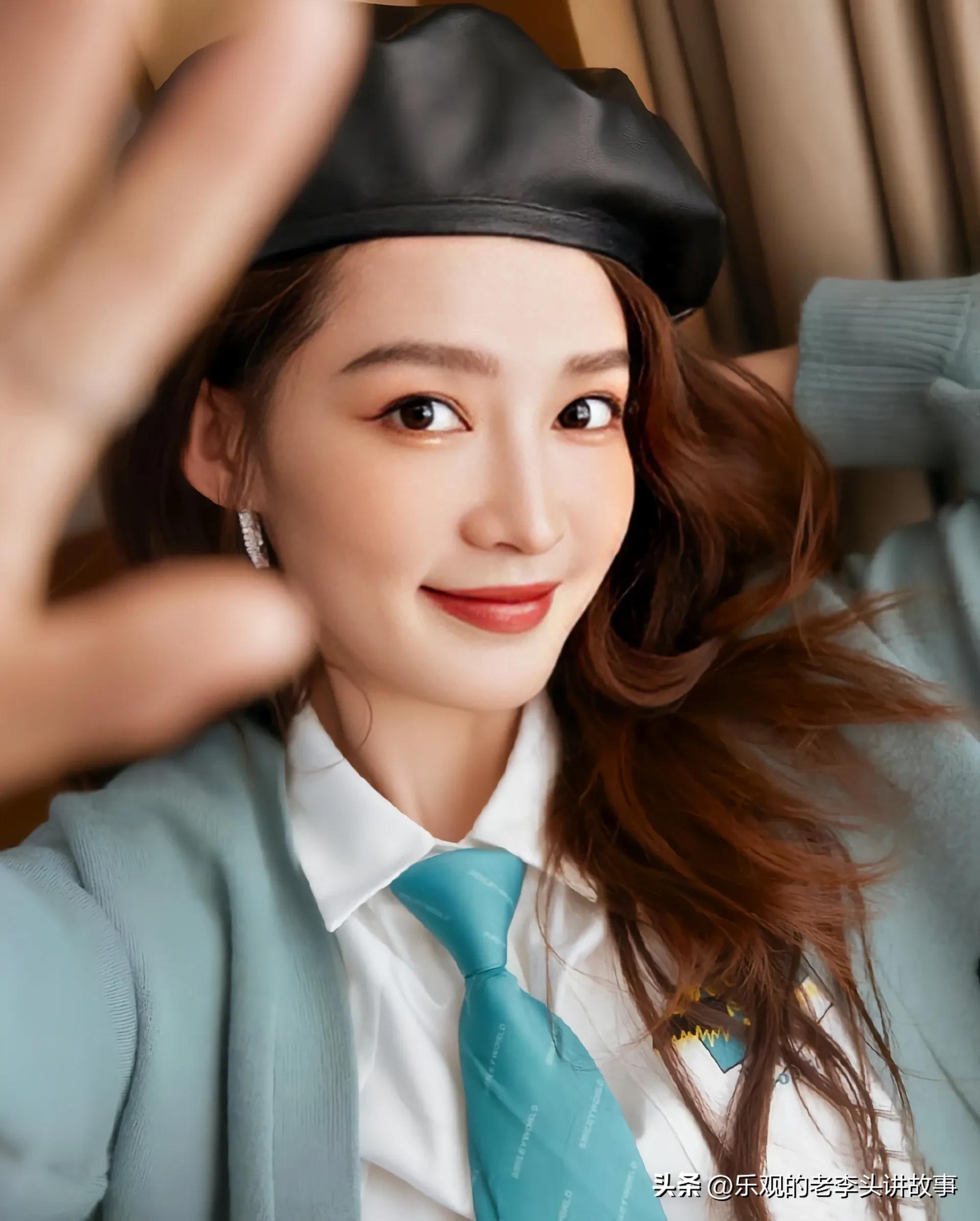 李沁 薄荷绿针织衫白色衬衫裙搭贝雷帽,温柔清新!_图片_网络_时尚