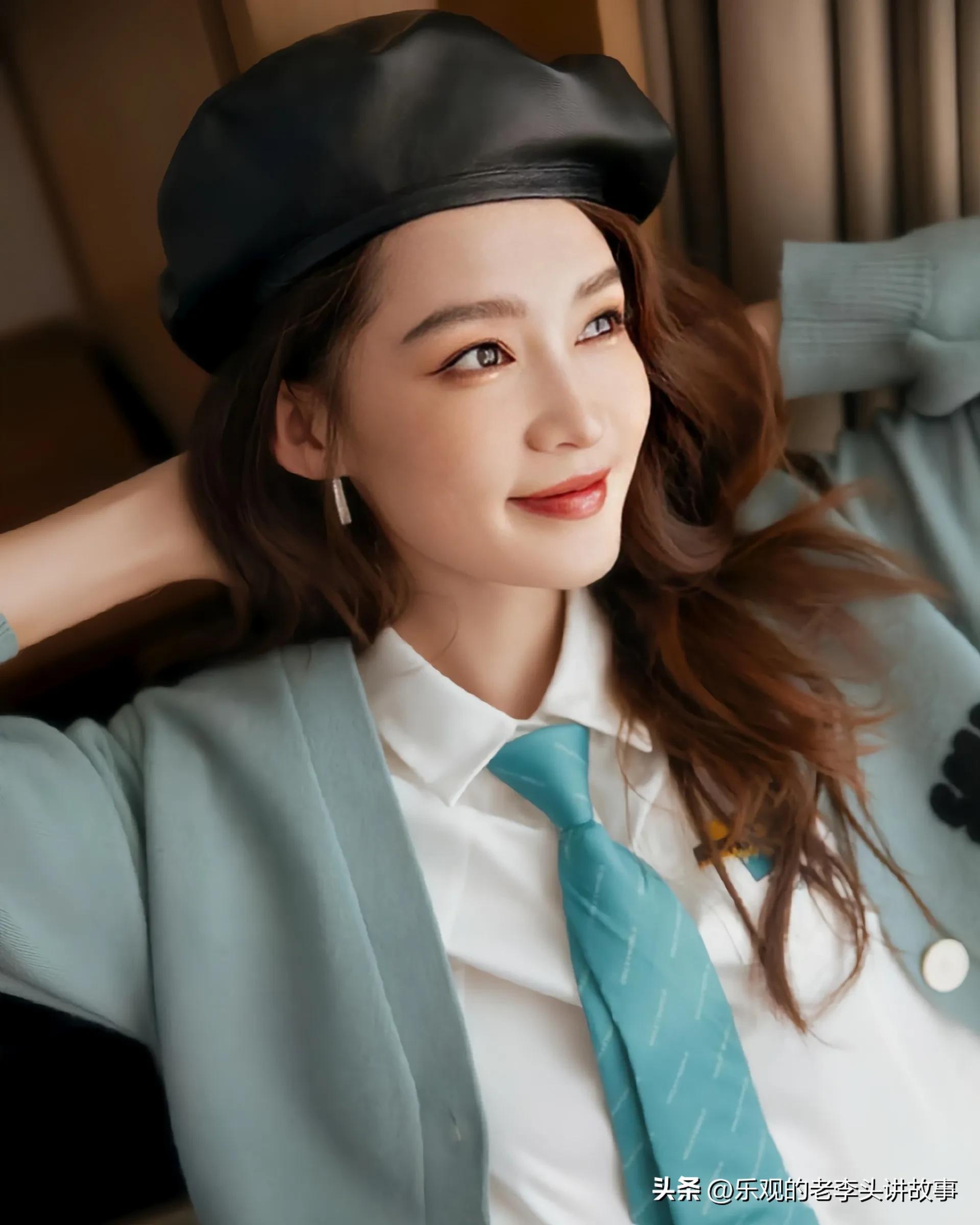 李沁 薄荷绿针织衫白色衬衫裙搭贝雷帽,温柔清新!_图片_网络_时尚