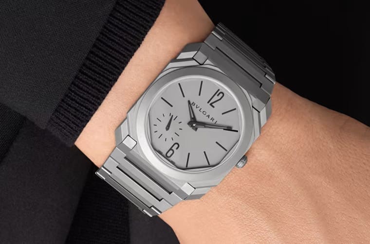 钛金属材质加上octo招牌的多切面表壳,手表佩戴在手上既轻盈又很有