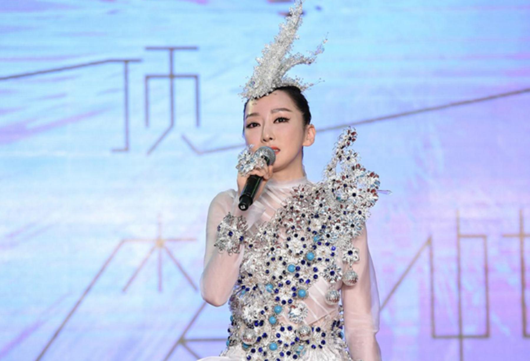 不过回归后的萨顶顶地位并不如从前,之前她是受人追捧的少数民族歌手