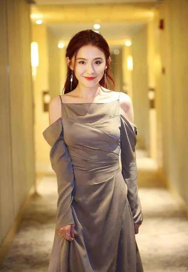 颜值走红的新疆美女李巧 五官真美有颜值有内涵