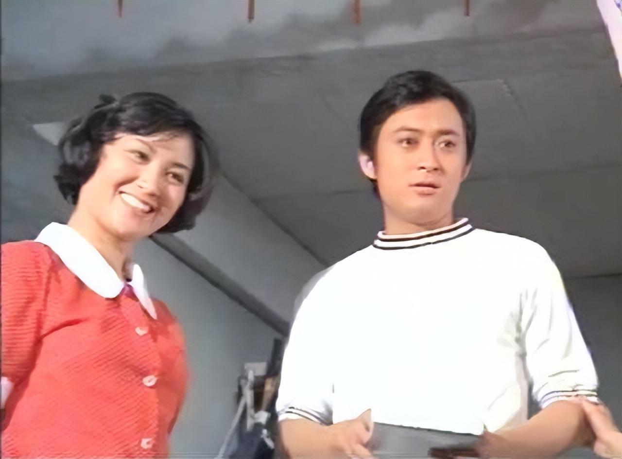 香港演员方平:曾经是风流浪子,却能与鲍起静恩爱不离,如今72岁气质