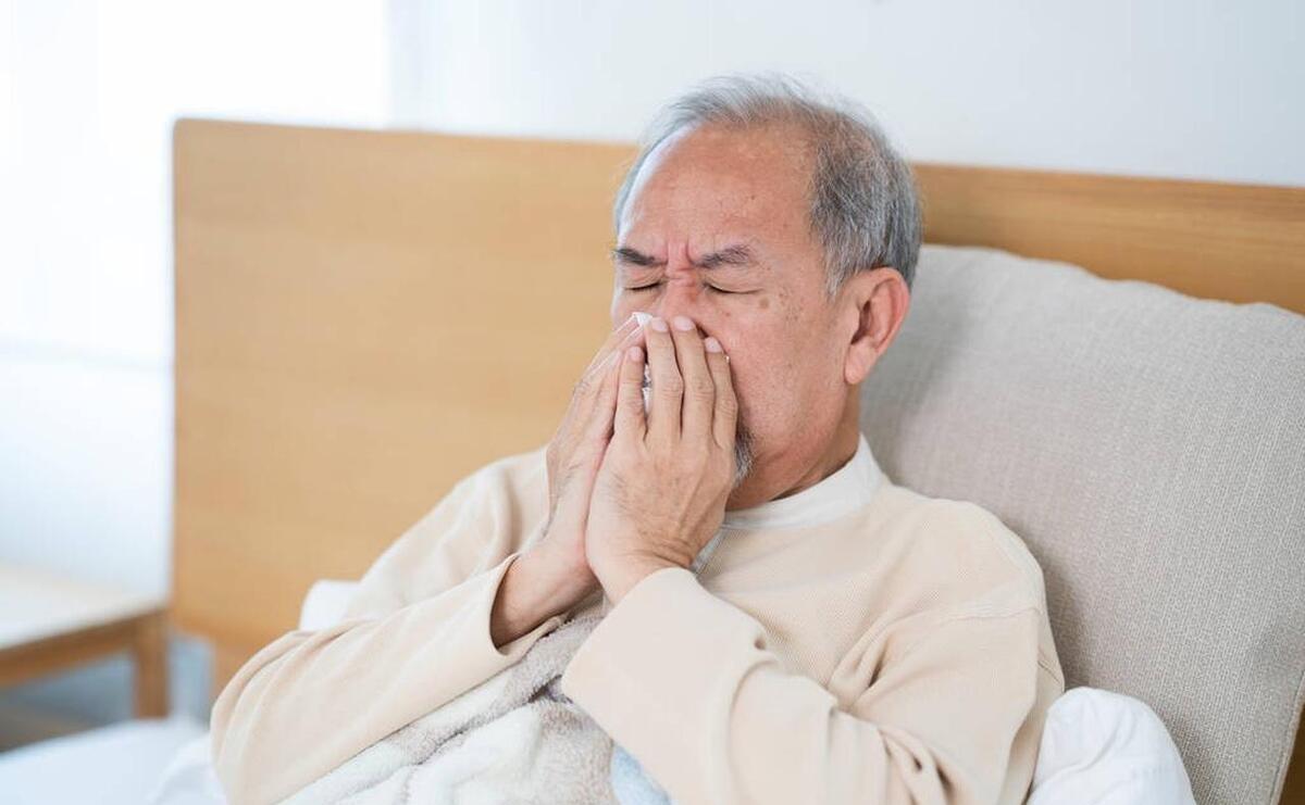 主要是身体阴虚,正气不足所致,这种感冒以老年人居多