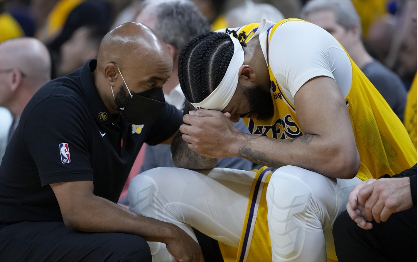 浓眉受伤后,湖人更衣室外有勇士医务人员等候_比赛_戴维斯_眼睛