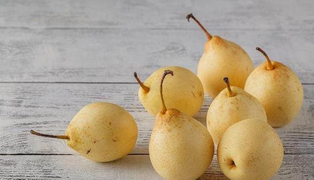 告诉你吃梨的好处,记住不要用错地方_因为_功效_银耳