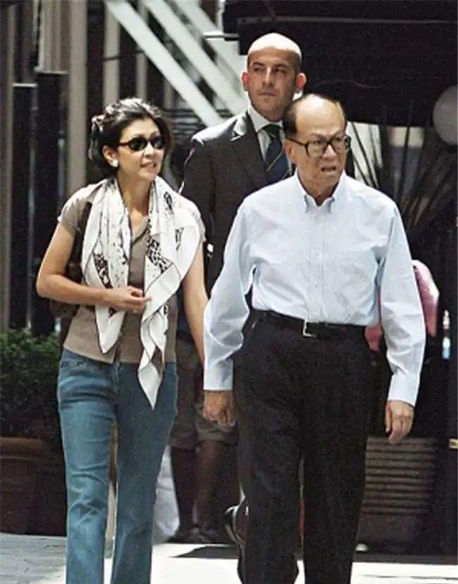 94岁李嘉诚携娇妻出游,他满头白发精神矍铄,62岁周凯旋气质优雅