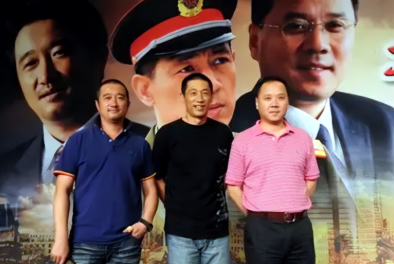 (左起:沈航,石凉,曹力)虽然离婚了,但石凉放不下儿子,回国后他经常去