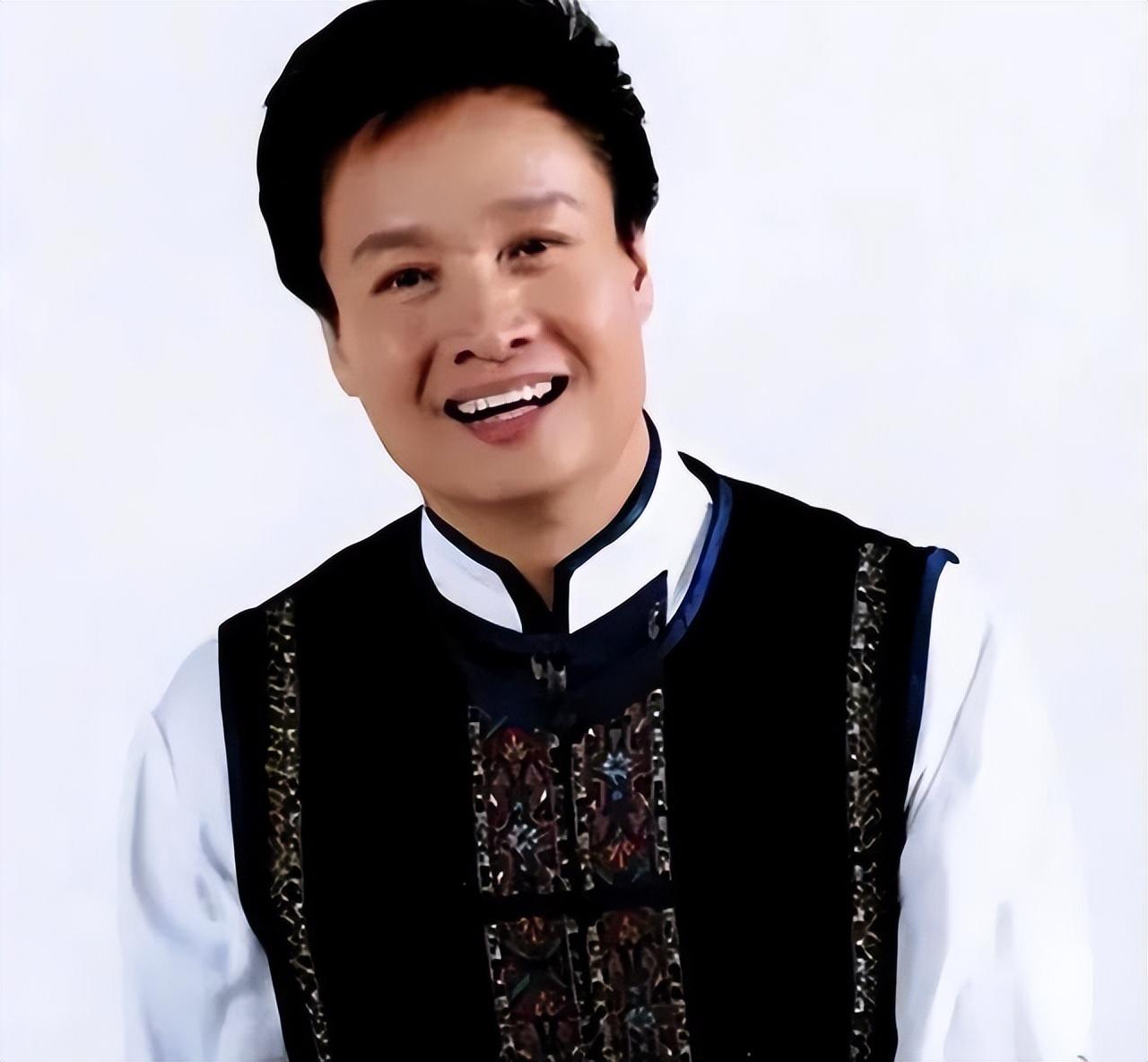 66岁阎维文参加聚会,与女学生牵手举止亲密,还与众多女子合影_音乐会