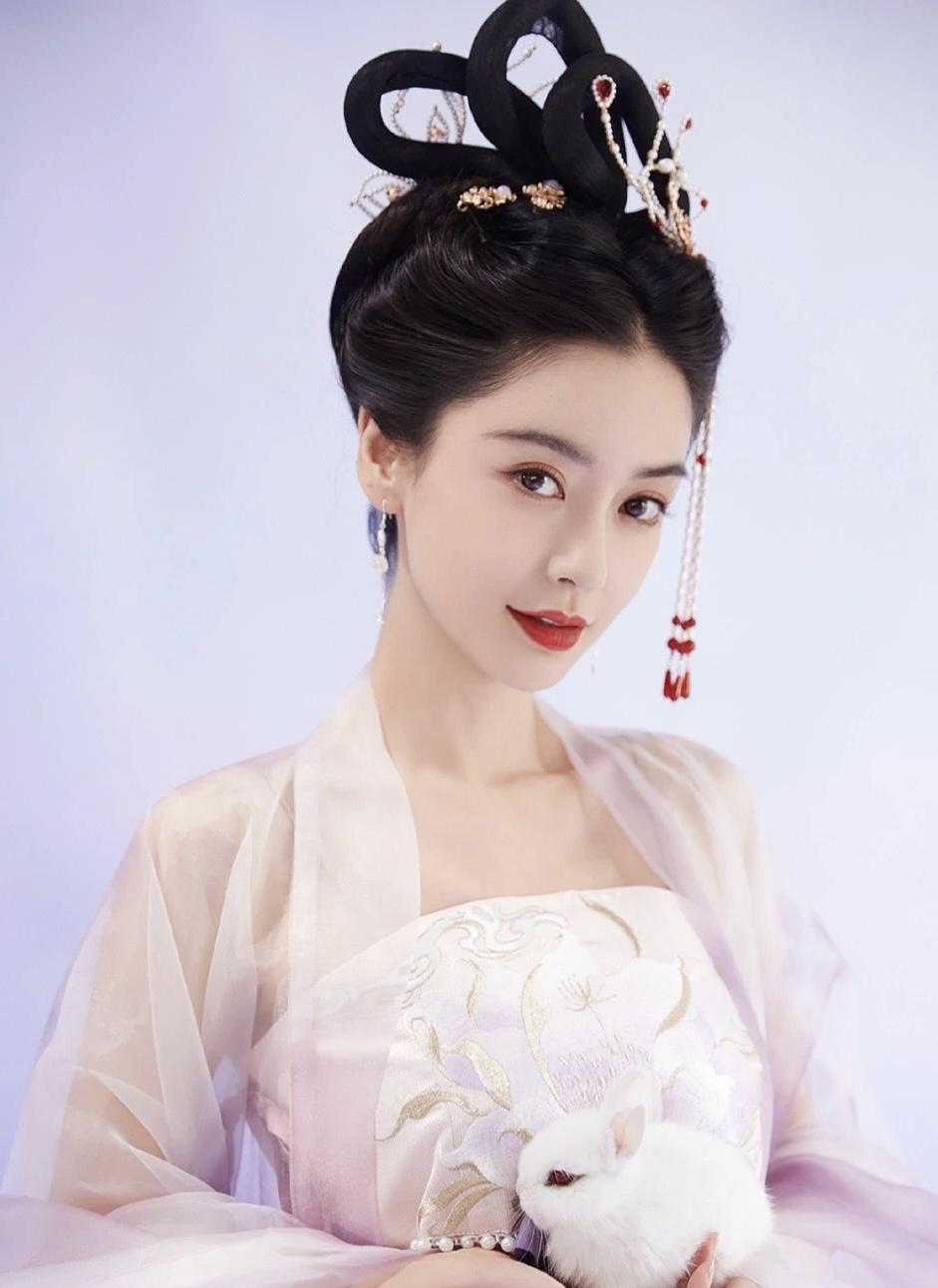 哪个女生没有一个公主梦呢毛晓彤扮演的爱丽儿公主娇俏可爱和米奇米妮