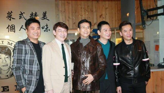 71岁郑少秋为朋友餐厅开业捧场,腰杆笔直仪态满分,帅气不减当年_角色