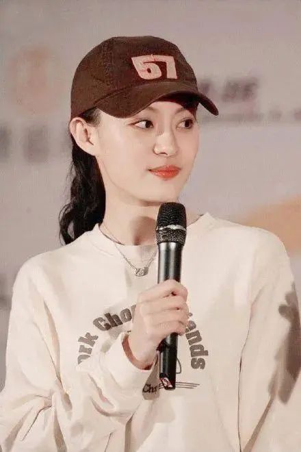 孙俪留长发太惊艳,不整容不打针美的自然有特色,打扮稚嫩像20岁_显得