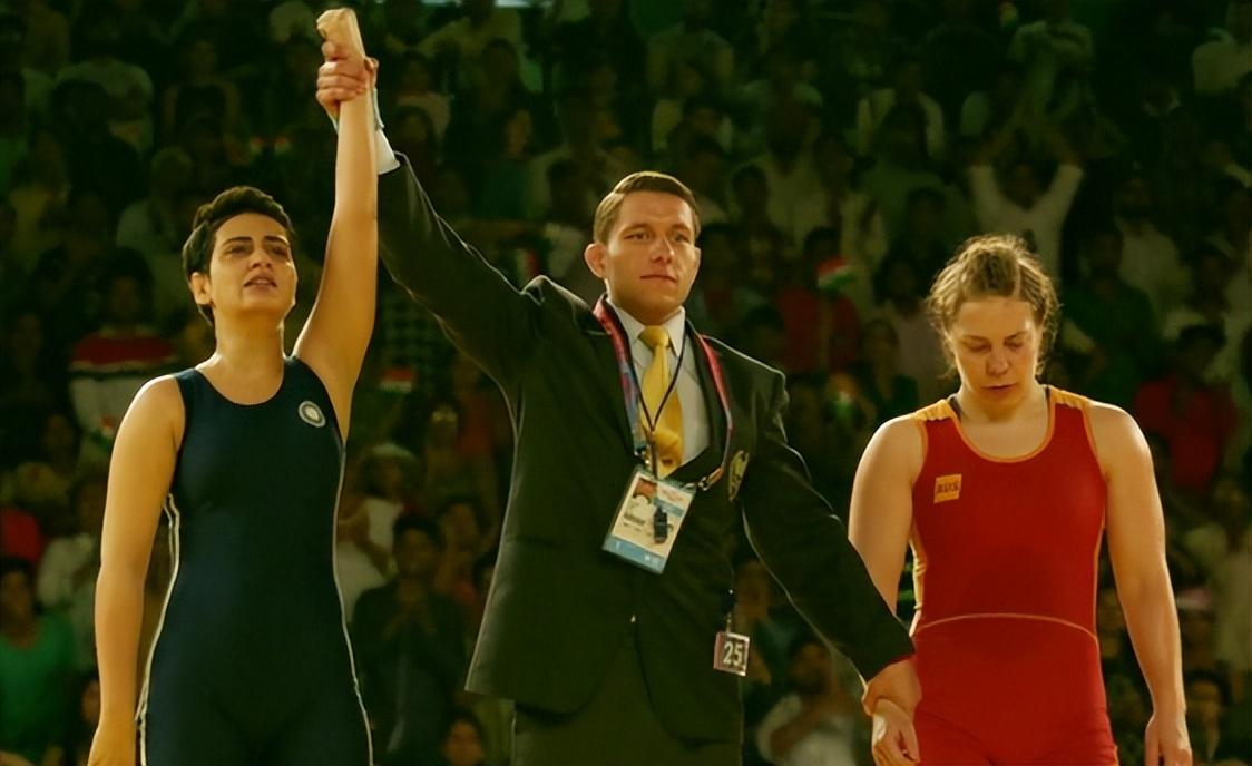 爸爸》中镜头景别变化对人物刻画和叙事推动有何帮助?