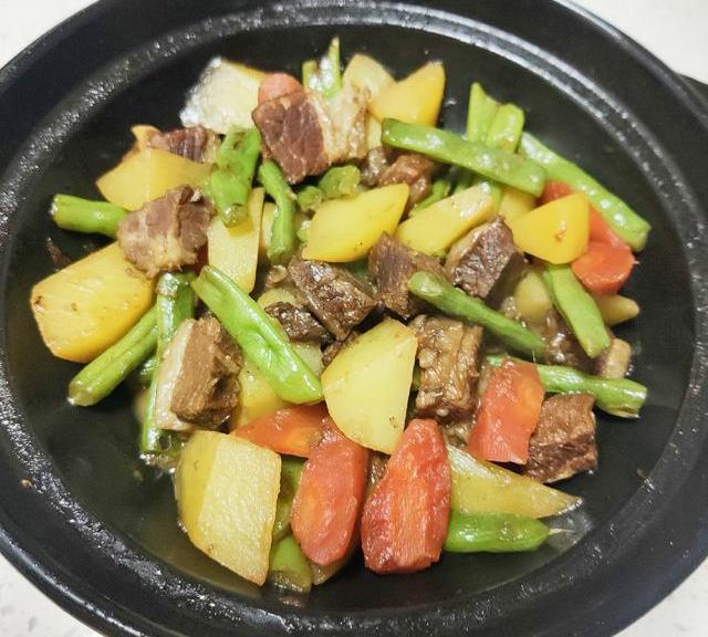 牛肉烩土豆,热乎乎的很适合这个季节!_胡萝卜_豆角_砂锅