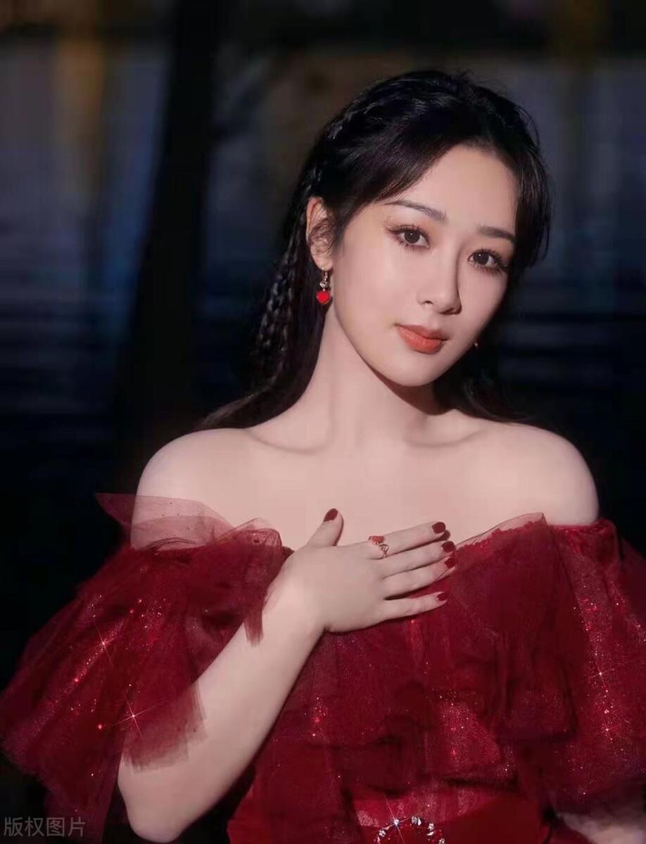 从精致颜值到精湛演技,杨紫是娱乐圈最璀璨的女明星之一_角色_公益