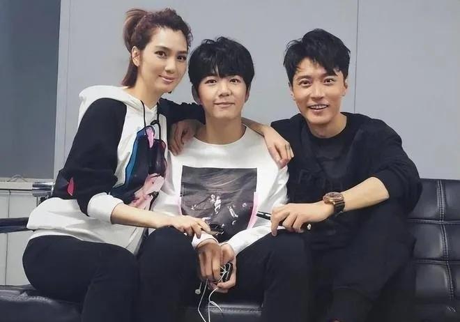 改姓,目前已回北京,生父莫少聪和网友互动惹争议_张镐_张丹峰_年龄