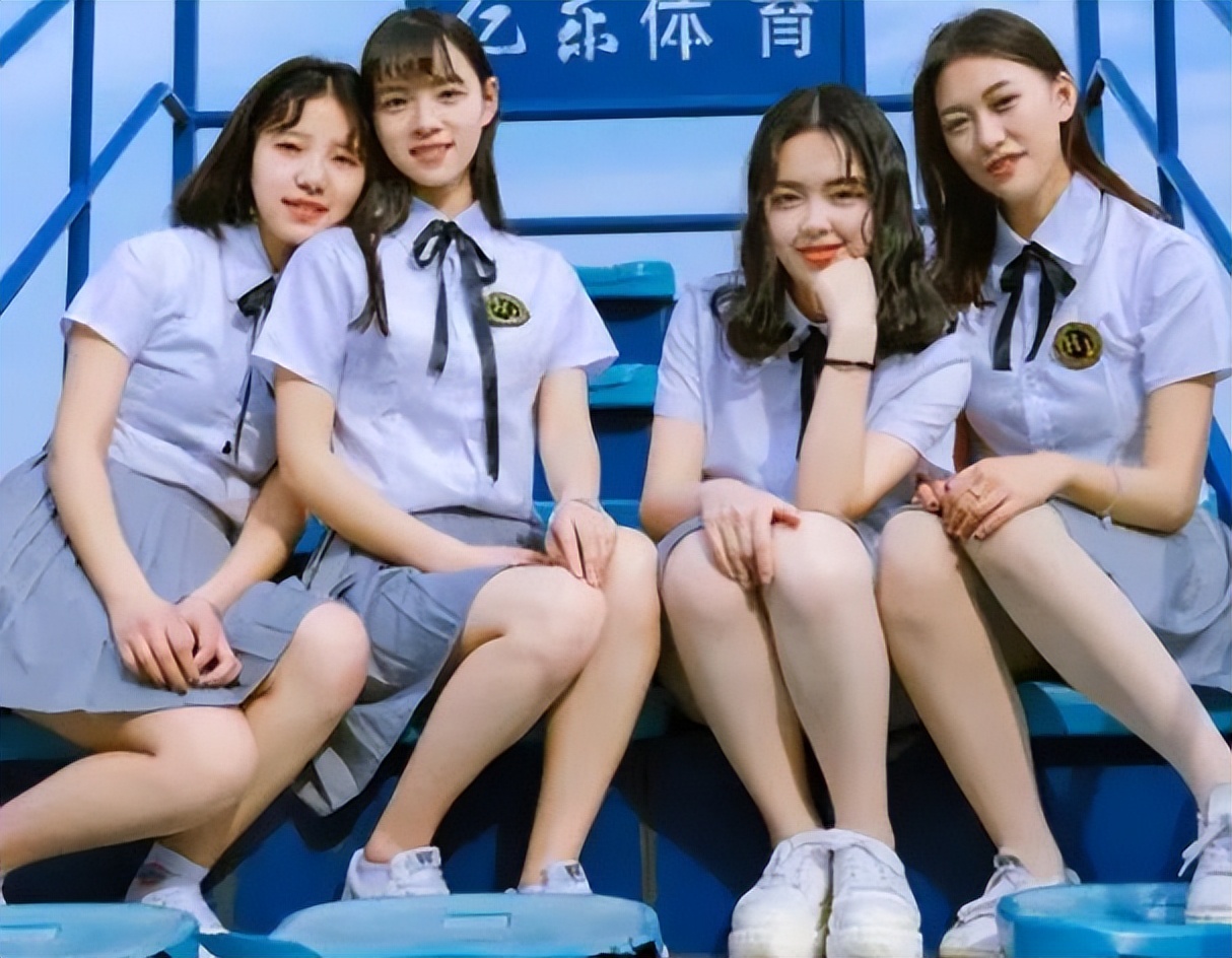 大学生jk制服毕业照,满屏大长腿被批没学生样,大学生霸气回怼_生活