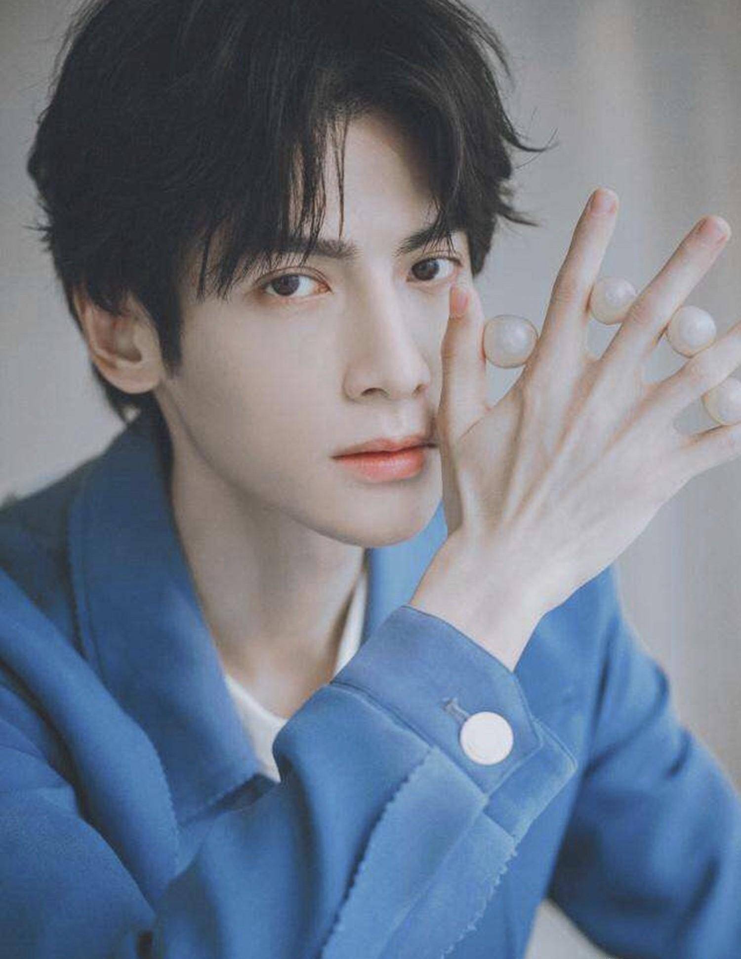 31岁罗云熙晒理发视频,一脸素颜皮肤仍毫无瑕疵,越看越像18岁_发型