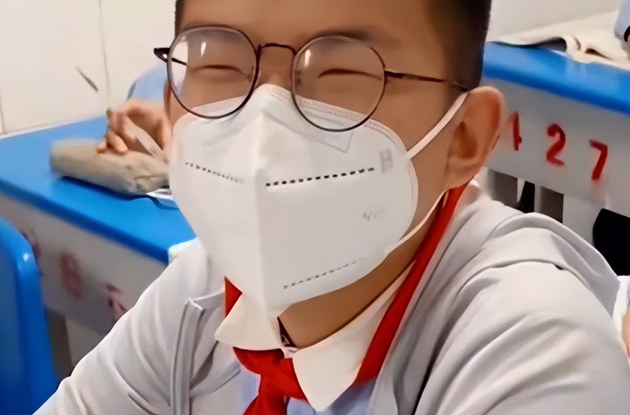 13岁学生被老师发现是公司老板，手下还有五六名员工？校方回应（老师怀疑学生偷2000块钱民法典）