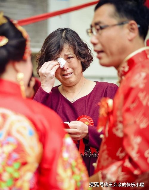 女兒沒有食言,工作後的工資按月寄回,我捨不得花,盤算著以後女兒出嫁